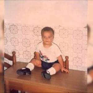 Blas Cantó Instagram - Con vuestro permiso y el de @aquilatierra, quiero dejar este recuerdo en mis redes sociales. 

Hoy cerró sus ojos para siempre mi tía Pilar, hermana de mi abuela Joaquina. 

Mi tía Pilar era una mujer de carácter fuerte, graciosa, generosa y rebelde. La mujer más limpia del universo. Exagerada e ingeniosa. Noble, leal y justa. Orgullosa de mí y de sus nietos y nietas. No había nadie más grande que su Chiqui en la tele. Y no había nadie más grande que mi tía Pilar en la calle 3 de Abril. Bueno, si, también mi tío Jose y mi tía Paqui, que compartían calle.

Cada vez que venía a Molina de Segura, era visita obligada. Hasta @leo_y_tirma la conocieron, y ella siempre me enviaba audios de WhatsApp que terminaban con “un besico pa Dani y pa la perrica”.

Hoy es un día triste para mí y para toda mi familia, pero los recuerdos que me deja “mi chacha Pilar” son eternos. 

Entre ellos, este día con @villalobos_mar en plena pandemia, celebrando la vida. 

Escribid a tiempo, llamad a tiempo, vivid a tiempo. Porque el tiempo pasa rápido, y la vida es un suspiro. 

Hasta siempre 💫 Pilar España López