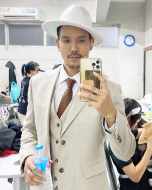 Bloom Varin Instagram - สวัสดีครับ ผมชื่อบิลลี่ ฟลินน์
เจอกันที่ละครเพลงชิคาโก้ มิวสิคัล วันพรุ่งนี้ที่โรงละครเอ็มเธียเตอร์
ตอนทุ่มครึ่งนะครับ! ❤️🤍❤️🤍❤️