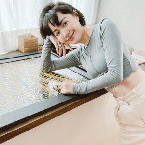 Blue Lan Instagram - 3/5從四個角開始拼，先拼線、再拼半圓、然後是小圓、中圓、大圓，線拼完的時候我看著密集恐懼大小不一的圓心想怎麼可能吶，光是看著這麼多的圓就一陣頭暈，分類都不知道怎麼下手，自棄的逃避了整整3天，最後實在受不了拼圖佔位，把心一橫大不了硬拼一片一片試總能湊上，靜下心來面對這些圓的時候居然也慢慢的找到了排列的規律，拼圓的時間比拼線少了一半，原來在過程中自己也會否定自己，但到頭來能讓自己踩出第一步的也只有自己。

有人跟我說他之前也想拼但感覺很難一直沒有開始，問我會不會很難，我沒有回答這個問題的「答案」，開始，就知道了。

#不要相信自己相信我相信這個相信著你的我 （紅蓮螺巖，2007）

#拼圖 #puzzle #草間彌生 #くさまやよい #南瓜 #pumpkin

（止滑托盤是拼圖好物）