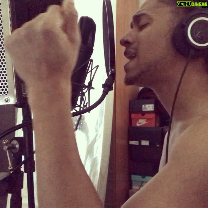 Bluey Robinson - 3.5K Likes - Lil jam for the gram #JDilla. 🙏🏽 *headphones* for improved vibes 🎧