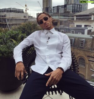 Bluey Robinson Instagram - Greetings from London.
.
.
.
.
.
.
.
.
.
.
#LDN #London #UK #Singer #blueyrobinson