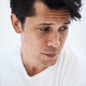 Bob Morley Instagram - I'm usually so awkward at photoshoots, but had a great time posing for  @whereisrowandaly such a chill and relaxed guy. Check out his skills @lacreatedheadshots
 😎 🐧🐵