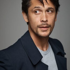 Bob Morley Instagram - I'm usually so awkward at photoshoots, but had a great time posing for  @whereisrowandaly such a chill and relaxed guy. Check out his skills @lacreatedheadshots
 😎 🐧🐵