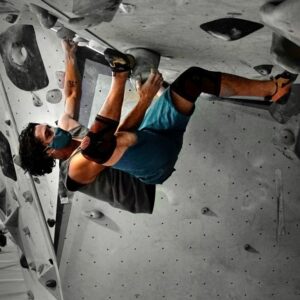 Bob Morley Instagram - Having so much fun climbing again! Here are some sweet shots @levyclimbing got the other day, repping @littlehlearning with my kokoda tank! 😁😷💜