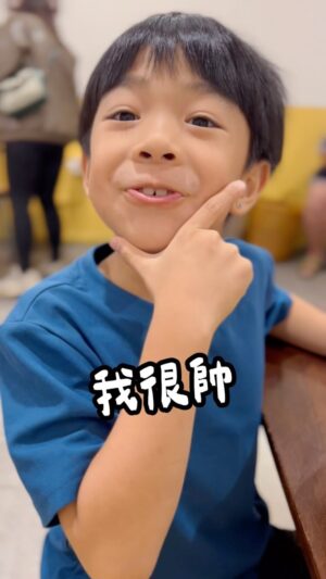 Bobby Dou Instagram - 小孩真的不能偷生
我小時候也覺得我很帥
#野獸派教養 
#論自信的重要
#愛自己
#暑假