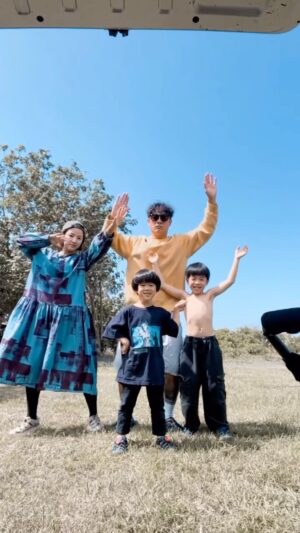 Bobby Dou Instagram - 久違的全家舞蹈大賽（？）
越大越好玩
🤣🤣🤣

這個家到底誰是舞棍？
🤪🤪🤪
你覺得呢

#小竇家 #露營 #camp #campinglife #一家人在哪裡哪裡就是家 #keen