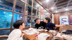 Bobby Dou Instagram - 今天是個好天
從早餐開始
一切都很美好
除了
我不知道為什麼
文字消失了？？？
但
也沒關係
說說笑笑開心的過了一天
❤️❤️❤️
#小竇家 
#野獸派教養 
#陽光燦爛的12月
#有個愛拍照的媽媽真好
@iamwei2