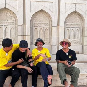 Bobby Dou Instagram - 有點回到小時候那種旅行的節奏
這次跟著玩很大一起飛行
繼上一次 #紐西蘭玩很大 後
又一次
驚險刺激
去了一個
我做夢也沒想到的國度
一群亦師亦友的人
一下子對手一下子朋友
很有創意
快樂是自找的
找到了後就無限可能
笑到掩面神經錯亂
肌耐力耗盡這樣
#玩很大九週年
@mr.player.tw 
@circuskidd 
@hsieh_kunda 
@alan_kuoyoluan 
@zuweiii_ 
@starsyeh 
@hsyan0625 
@meigo.c