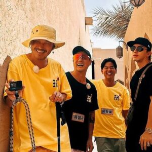 Bobby Dou Instagram - 有點回到小時候那種旅行的節奏
這次跟著玩很大一起飛行
繼上一次 #紐西蘭玩很大 後
又一次
驚險刺激
去了一個
我做夢也沒想到的國度
一群亦師亦友的人
一下子對手一下子朋友
很有創意
快樂是自找的
找到了後就無限可能
笑到掩面神經錯亂
肌耐力耗盡這樣
#玩很大九週年
@mr.player.tw 
@circuskidd 
@hsieh_kunda 
@alan_kuoyoluan 
@zuweiii_ 
@starsyeh 
@hsyan0625 
@meigo.c