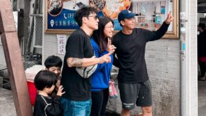 Bobby Dou Instagram - 一個花東一條線的旅程
一起玩耍
一起遛小孩
有人放電
有人充電
輕輕鬆鬆
沒有眉角的小日子
真實且舒服
充實也快樂
迎接新年的節奏
謝謝長輩們的疼愛

#2024 
#龍歡喜 
#口袋名單get✔️ 
#野獸派教養