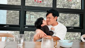 Bobby Dou Instagram - 今天是個好天
從早餐開始
一切都很美好
除了
我不知道為什麼
文字消失了？？？
但
也沒關係
說說笑笑開心的過了一天
❤️❤️❤️
#小竇家 
#野獸派教養 
#陽光燦爛的12月
#有個愛拍照的媽媽真好
@iamwei2