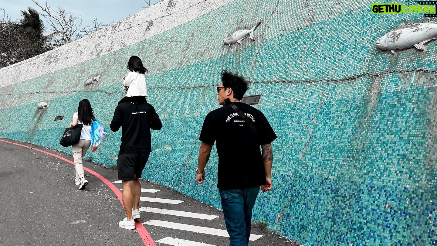 Bobby Dou - 2.4K Likes - 一個花東一條線的旅程
一起玩耍
一起遛小孩
有人放電
有人充電
輕輕鬆鬆
沒有眉角的小日子
真實且舒服
充實也快樂
迎接新年的節奏
謝謝長輩們的疼愛
#2024
#龍歡喜
#口袋名單get✔️
#野獸派教養