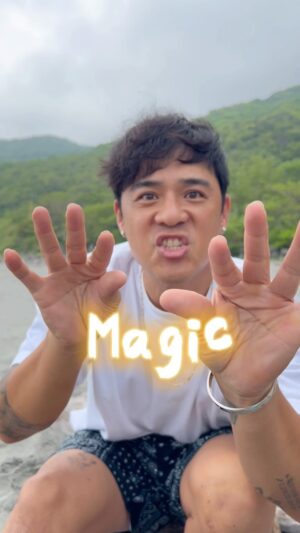Bobby Dou Instagram - 爸爸永遠是世界上
最
使命必達的人
夏天的魔法
讓我們一直泡在水裡吧⋯⋯
辛苦世界上的每隻寄居蟹
#小竇家
#野獸派教養 
#寄居蟹的魔法
#暑假
#夏季
#那麼熱就是要泡在水裡