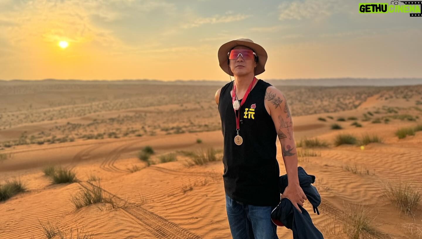 Bobby Dou - 1.9K Likes - 有點回到小時候那種旅行的節奏
這次跟著玩很大一起飛行
繼上一次 #紐西蘭玩很大 後
又一次
驚險刺激
去了一個
我做夢也沒想到的國度
一群亦師亦友的人
一下子對手一下子朋友
很有創意
快樂是自找的
找到了後就無限可能
笑到掩面神經錯亂
肌耐力耗盡這樣
#玩很大九週年
@mr.player.tw
@circuskidd
@hsieh_kunda
@alan_kuoyoluan
@zuweiii_
@starsyeh
@hsyan0625
@meigo.c