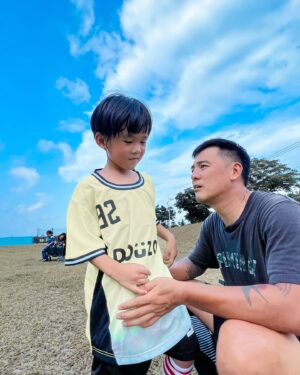 Bobby Dou Instagram - 基本上
本人會的運動不算少
但殊不知
老天永遠有他的安排
從兩個小傢伙長大的過程中
我慢慢的
把我會的運動
一個一個介紹給他們
因為我們家就是那種
不管做什麼事情
都要一家人在一起
然後
也不知道怎麼搞的
他們怎麼認識「足球」這個運動的
我真的覺得納悶
而且
他們愛踢足球居然愛到會提早安排功課
把該做的事做完
然後說要去踢球
就憑這點
我豈有不支持他們的道理
既然他們有這樣的精神與想法
那就出發吧
直接衝去花蓮太陽體育用品
買足所有裝備
然後我本人就一直看影片學習
把一個我完全不會的運動一點一滴的累積起來
為了就是
要一家人一起做一件事
一起玩耍一起快樂一起學習
❤️❤️❤️

#小竇家
#野獸派教養 
#足球
#兒童運動課
#兒童運動啟發
#一起做好一件事的感覺真棒
@iamwei2