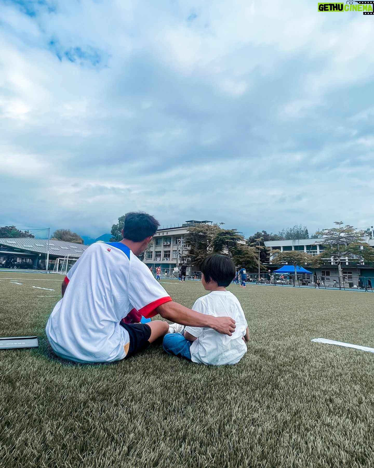 Bobby Dou - 3.6K Likes - 基本上
本人會的運動不算少
但殊不知
老天永遠有他的安排
從兩個小傢伙長大的過程中
我慢慢的
把我會的運動
一個一個介紹給他們
因為我們家就是那種
不管做什麼事情
都要一家人在一起
然後
也不知道怎麼搞的
他們怎麼認識「足球」這個運動的
我真的覺得納悶
而且
他們愛踢足球居然愛到會提早安排功課
把該做的事做完
然後說要去踢球
就憑這點
我豈有不支持他們的道理
既然他們有這樣的精神與想法
那就出發吧
直接衝去花蓮太陽體育用品
買足所有裝備
然後我本人就一直看影片學習
把一個我完全不會的運動一點一滴的累積起來
為了就是
要一家人一起做一件事
一起玩耍一起快樂一起學習
❤️❤️❤️
#小竇家
#野獸派教養
#足球
#兒童運動課
#兒童運動啟發
#一起做好一件事的感覺真棒
@iamwei2