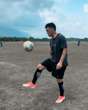 Bobby Dou Instagram - 基本上
本人會的運動不算少
但殊不知
老天永遠有他的安排
從兩個小傢伙長大的過程中
我慢慢的
把我會的運動
一個一個介紹給他們
因為我們家就是那種
不管做什麼事情
都要一家人在一起
然後
也不知道怎麼搞的
他們怎麼認識「足球」這個運動的
我真的覺得納悶
而且
他們愛踢足球居然愛到會提早安排功課
把該做的事做完
然後說要去踢球
就憑這點
我豈有不支持他們的道理
既然他們有這樣的精神與想法
那就出發吧
直接衝去花蓮太陽體育用品
買足所有裝備
然後我本人就一直看影片學習
把一個我完全不會的運動一點一滴的累積起來
為了就是
要一家人一起做一件事
一起玩耍一起快樂一起學習
❤️❤️❤️

#小竇家
#野獸派教養 
#足球
#兒童運動課
#兒童運動啟發
#一起做好一件事的感覺真棒
@iamwei2