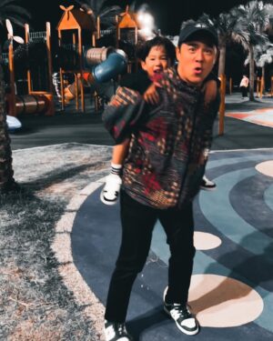 Bobby Dou Instagram - 又出門感受人生觀了
然後回家在跟他們分享
我們家好像一直都這樣
我回來說一路上遇到的故事
他們分享學校的點滴
然後我們就像朋友一般的到處玩耍
小弟弟還在馴狗的年紀
褔哥已經到了馴馬的日子
然後他們不是訓練員
他們是被馴化的動物
我就是那個訓練員
而媽媽 @iamwei2 是心靈雞湯
不只是他們的
也是我的
我們彼此都是吧⋯⋯

#快樂是自找的 
#沒有很厲害才開始要有開始才會很厲害 
#抱抱的魔力
#小竇家
#野獸派教養