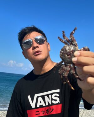 Bobby Dou Instagram - 從小把他們訓練成「旅行良伴」的好處
就是我們開始可以像小時候一樣
說走就走
然後在外面野放彼此
小孩有小孩的世界
我們大人又開始回到從前的我們
好快樂🎉
然後
先想辦法塞滿他們的暑假
一步一步往更野的方向去
那個
好期待 @iamwei2 把影片剪出來哦⋯⋯
不知道會不會等一年
特別感謝 @978outdoor 讓我們去撒野
@gopro_ammo @raneetsao 一家以及 呂家
一起玩耍真好玩
然後我一定會把行程安排到滿到大人小孩的電都放光光
#露境東岳 #一個火車就能到的地步 
#野獸派教養 
#一起學習的感覺真好 
#快樂最重要
#把時間留給值得的人 
#暑假
@douzo.official