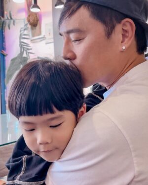 Bobby Dou Instagram - 又出門感受人生觀了
然後回家在跟他們分享
我們家好像一直都這樣
我回來說一路上遇到的故事
他們分享學校的點滴
然後我們就像朋友一般的到處玩耍
小弟弟還在馴狗的年紀
褔哥已經到了馴馬的日子
然後他們不是訓練員
他們是被馴化的動物
我就是那個訓練員
而媽媽 @iamwei2 是心靈雞湯
不只是他們的
也是我的
我們彼此都是吧⋯⋯

#快樂是自找的 
#沒有很厲害才開始要有開始才會很厲害 
#抱抱的魔力
#小竇家
#野獸派教養