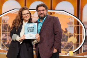 Bobby Moynihan Instagram - Check out @thedrewbarrymoreshow tomorrow October 4th! Drew was kind enough to let this little weirdy do the news! Thanks Drew! ❤️

#notallsheepareboring 
🐑🐸🐑