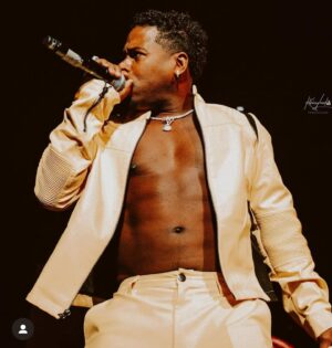 Bobby V Instagram - In the gym all week trying to preserve my sexy 🥇💪🏾😂😜❤️👑💪🏾
Bobby V LIVE Album out on all platforms!!!