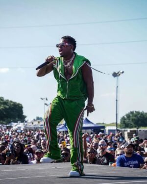 Bobby V Instagram - #dallas was crazy packed for the #tacosandtequlia 
#festival thank yall 4 the #love ❤️#texas #bobbyv
#valentino
📸 @only.kamz 
Designer @designerenochmusace