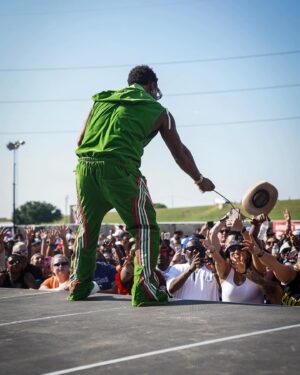 Bobby V Instagram - #dallas was crazy packed for the #tacosandtequlia 
#festival thank yall 4 the #love ❤️#texas #bobbyv
#valentino
📸 @only.kamz 
Designer @designerenochmusace