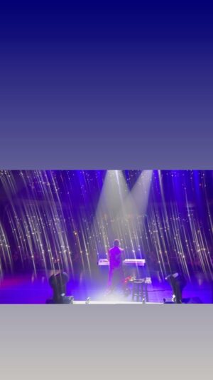 Bobby V Instagram - With the sweat pouring down my face 
All the cameras out ..
What a surreal moment for me 🙏🏽❤️👑
#thankyou
#bobbyv Live album dropping on all platforms May29
#noautotune