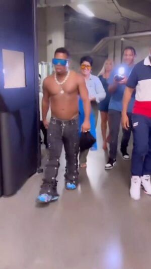 Bobby V Instagram - That feeling after you left it all on stage 😻🥰👑
#bobbyv
🤖