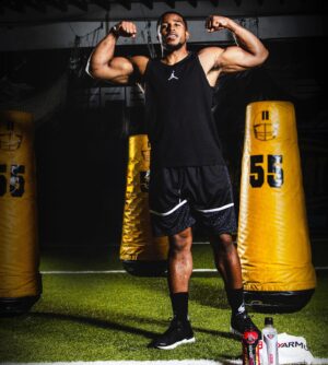 Bobby Wagner Instagram - BIG TIME GAINS 💪 = BIG TIME HYDRATION 🌊

Want a chance to win a VIP experience with me? Enter at your local @Safeway @Albertsons in WA by finding the unique code on @drinkBODYARMOR displays. #SuperiorHydration