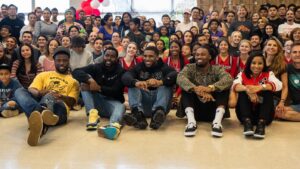 Bobby Wagner Instagram - 70% of kids from my hometown  go without meals over the weekend. With the help of over 300 volunteers @modpizza @generosityfeeds @colony_high_school @elmnt13 @lash_hurst @djmeel this past weekend We were able to provide meals for 10,000 kids. Thank you everyone for helping us tackle weekend hunger. 📹 @destinyfulfild 📷 @cassyathenaphoto