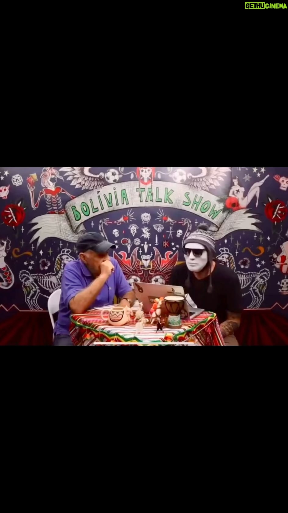 Bolívia Zica - 18.3K Likes - Nunca vou me esquecer da tarde deliciosa que passei com esse lendário senhor que eu via na TV desde criança e era o maior fã. Conversamos sobre a vida, como se fôssemos amigos de longa data. Andando na rua, um cara o reconheceu e pediu um abraço. Perguntei se, depois de tanto tempo de carreira, ele ainda gostava de ser abordado. “Meu filho, o dia que ninguém me reconhecer ou que eu não gostar mais disso, pode me enterrar”.
Esse era o Silvio Luiz ❤️