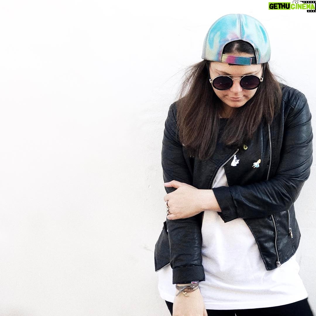Bolli - 2K Likes - La realidad era la del conejo, Alicia.