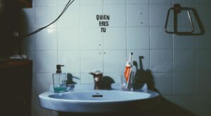 Bolli Instagram - Aún me lo pregunto. El espejo refleja dudas y lejos de parecerme mal, no sé, me enternece.