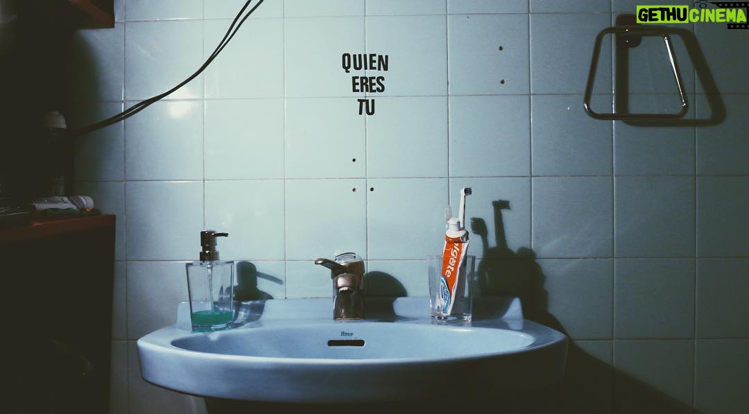 Bolli - 2.5K Likes - Aún me lo pregunto. El espejo refleja dudas y lejos de parecerme mal, no sé, me enternece.