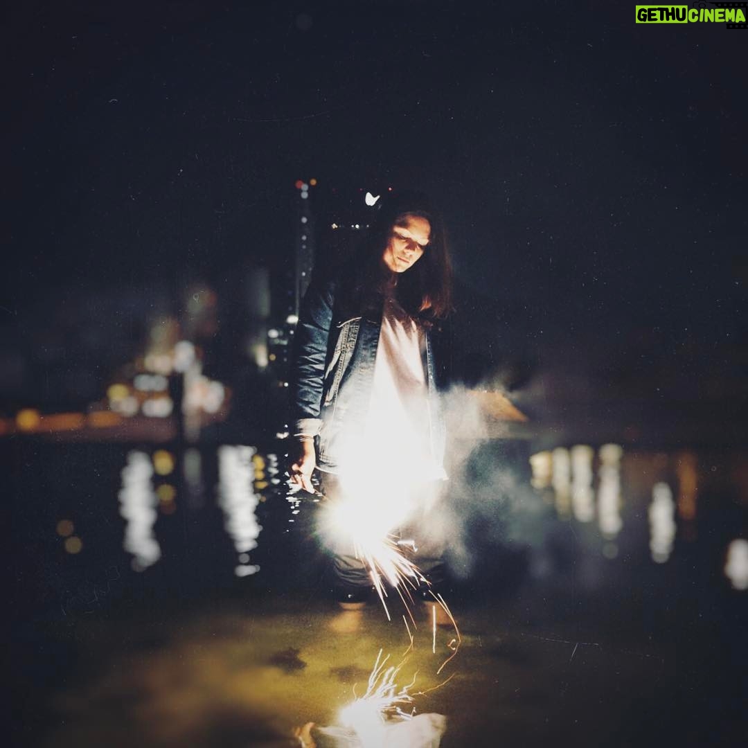 Bolli - 2.6K Likes - Si lo piensas bien al final te das cuenta que tiene sentido mi obsesión por la luz