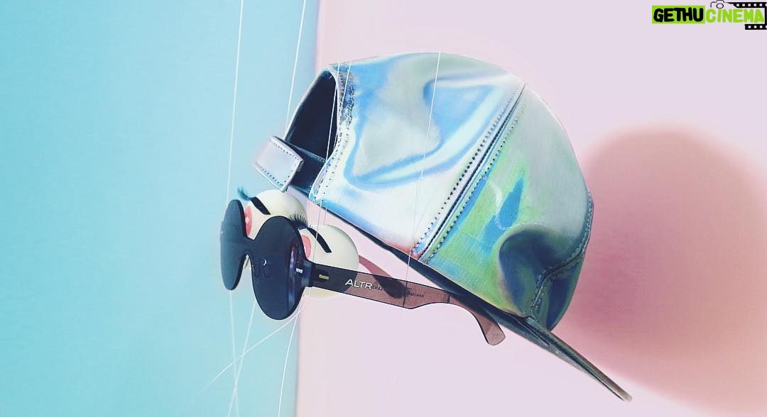 Bolli - 2.3K Likes - Autorretrato mínimo
Las gafas son un regalo de @altr_sunglasses que hace tiempo que quería enseñar, pero no sabía cómo.
En el story de hoy tenéis el proceso.