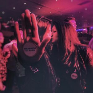 Bolli Instagram - Prohibido el paso, lesbianas ejerciendo su poder de seducción. 
Noche in love en Desalia #anivesarioDesalia