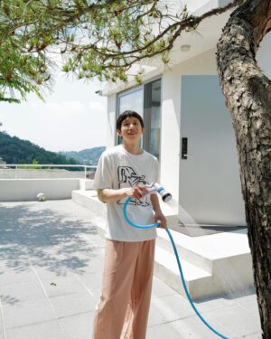 Bong Tae-gyu Instagram - -
날이 좋아서.. 물도 듬뿍 주고, 꽃도 보고, 잎도 보고.. 사진도:)

Pic by hasisipark📷
