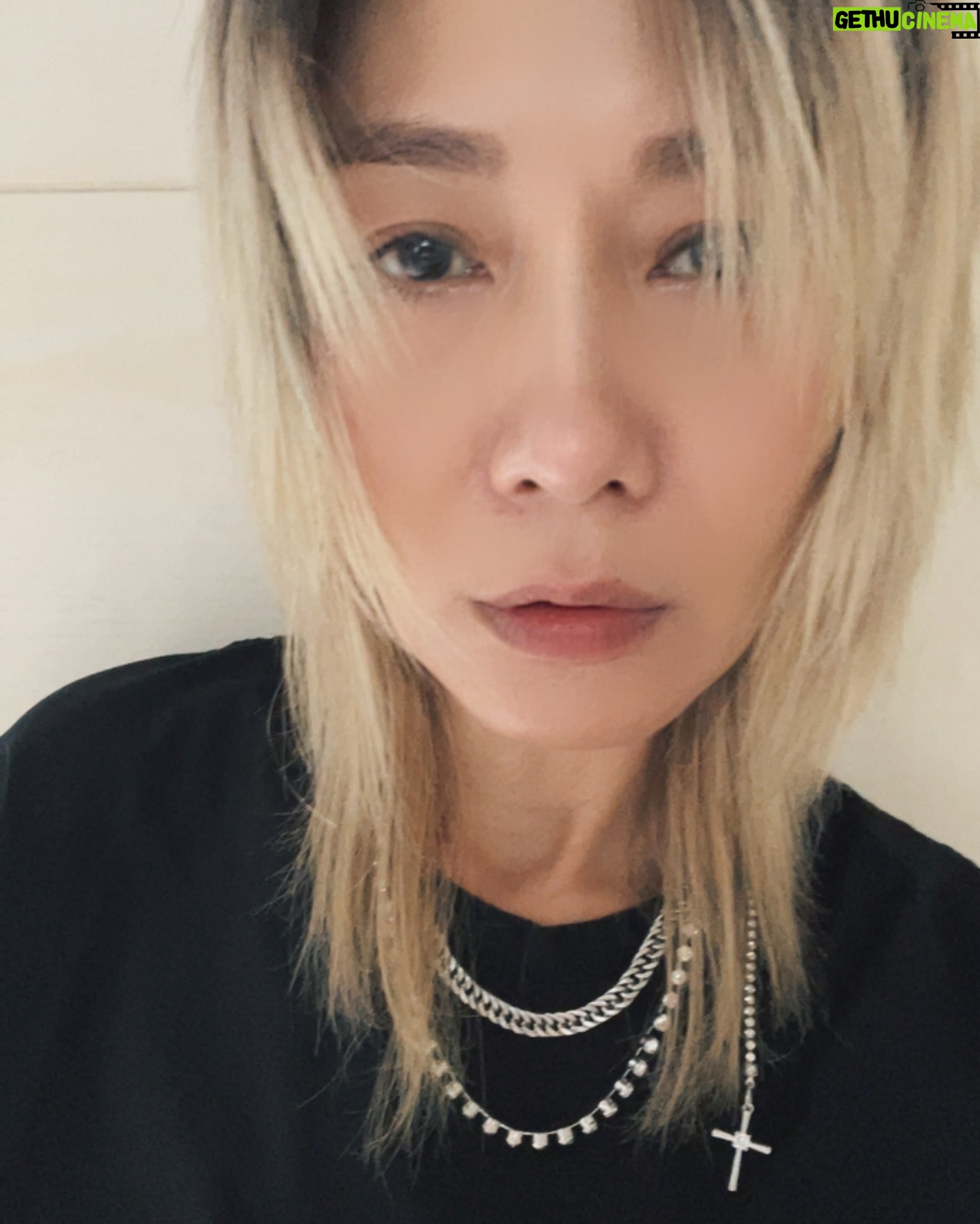 Bonnie Chiu Hok-Yee - 3 Likes - 最近忙什麼⋯
心有點累
虛弱嘅老主人 #mynameislangjai
17歲嘅尾巴
哀怨嘅眼神
每日嘅軟糧餵食
每餐都係污糟貓
嗯⋯平常心