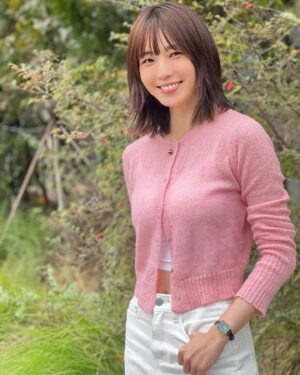 Bonnie Wang Instagram - 2023🙏認識了很多溫暖、珍貴的人，想到嘴角都會笑，某天早晨，起床一睜眼，油然而生的感恩感動，不自覺讚嘆生命的美好驚奇。  擁有的關注與愛護，是無比幸運的，分秒流逝的時光無法倒轉，因為這樣，心的陪伴更加明亮閃耀。若不曾在雨中狼狽奔跑，怎知胸中花火熾烈，謝謝每一份推我勇敢往前的愛。❤️有你們真好：）

@danielwellington 
#danielwellington #dwtw