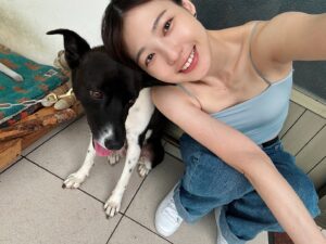 Bonnie Wang Instagram - 小時候誰不貪玩，有時候一群小朋友只是覺得好玩，但玩著玩著，有人就哭了、受傷了，然後才會知道，原來有人覺得不好玩的事情就不是真的好玩，是欺負、是自私。
.
但也有一種很後知後覺的孩子，以為讓別人開心的話就是一種好玩，直到突然某一天莫名哭泣，才驚覺，這一切都不對。
.
但願我沒有在有意識或無意識帶給他人這樣的傷害，如果你也曾有這樣的經驗，我想給你一個抱抱🫂。

-
🐶關於：
牠從小就沒了父母，被丟棄在野嶺，患有嚴重pdst，見人不見人都在發抖，經常處在恐懼之中，現在能這樣主動靠在我身邊，我覺得很勇敢，很替牠開心。