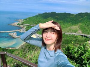 Bonnie Wang Instagram - 太喜歡踏青曬太陽了🌞
大自然的力量真的非常神奇，每次去郊外𨑨迌回家都好好睡^ _ ^
由小隊長帶路的這條-003小百岳 #大武崙山 ，絕對是老少咸宜健康養生路線，喜歡看海的朋友一定會愛：）
感謝夥伴讓 #望幽谷 行程超忘憂，我要把踏青列入原子習慣清單裡！😃
