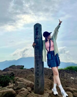 Bonnie Wang Instagram - 請問這樣的女力打幾分～～？

仙女姊姊說這是一座爬過就會愛上的山
路線難易適中且視野遼闊
流汗之後全身都好舒服
感謝大自然淨化了我

漂亮姊姊們要求放上最後一張
因為她們說要鼓勵大家多運動
希望追蹤我們的每一個人
都可以健健康康的 
開心每一天✌🏻

#仙女姊姊帶我飛
#你今天運動了沒
#七星山 #climbing