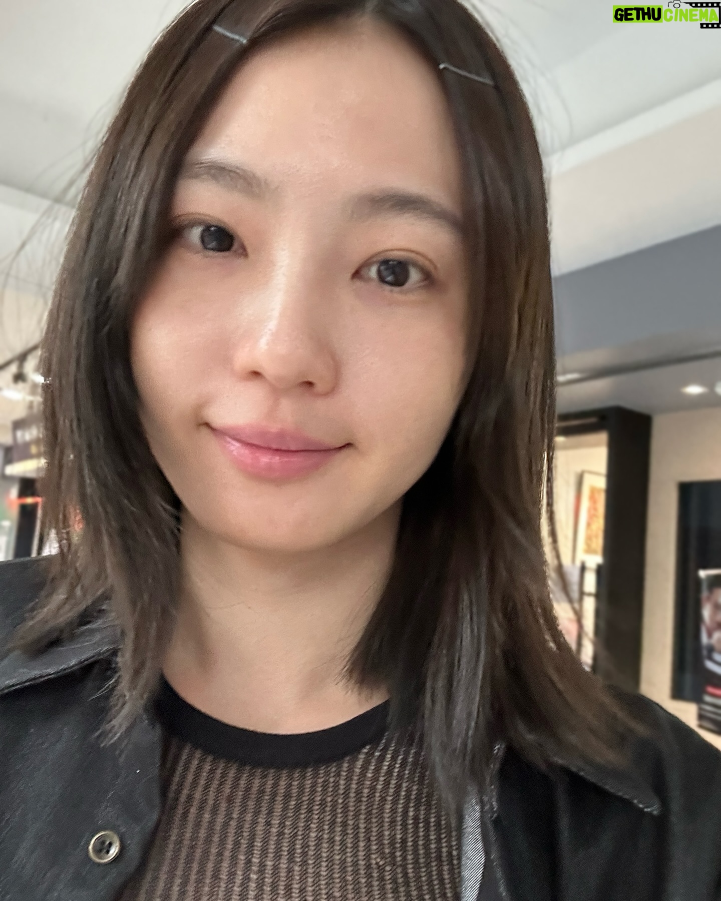 Bonnie Wang - 349 Likes - 我現在很信任 @han____ru
每一次染髮的選色都沒有在色卡上
都是直接請Ula依據我原本的髮況
和期望的方向去調配
所以每一次都是「專屬特調」啦😎
你們覺得這次的大地色系像什麼呢?
印尼曼特寧?苦巧克力棕?
