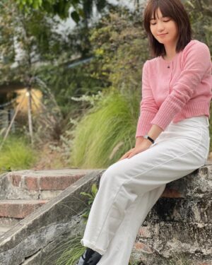 Bonnie Wang Instagram - 2023🙏認識了很多溫暖、珍貴的人，想到嘴角都會笑，某天早晨，起床一睜眼，油然而生的感恩感動，不自覺讚嘆生命的美好驚奇。  擁有的關注與愛護，是無比幸運的，分秒流逝的時光無法倒轉，因為這樣，心的陪伴更加明亮閃耀。若不曾在雨中狼狽奔跑，怎知胸中花火熾烈，謝謝每一份推我勇敢往前的愛。❤️有你們真好：）

@danielwellington 
#danielwellington #dwtw