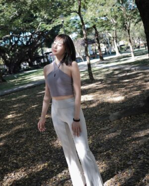 Bonnie Wang Instagram - 當我願意踏上瑜伽墊，
覺知的旅程就開始了。

感謝自己的身體，
接受它並且相信它，
我的身體就是最好的老師。

@macaca_official 
📷 @sherrytheme_