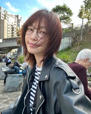 Bonnie Wang Instagram - ☑️練習講台語

一個人喃喃自語，忽然被後面奶奶叫住：「妹妹，妳台語不算很會講對不對？」我尷尬的點點頭😅，然後奶奶接著說：「但是妳講起來真好聽（高音）～」，OS：原來都被奶奶聽見了🫣，害我立馬害羞了起來，繼續練習🫠⋯⋯

可愛的奶奶還說我可愛，仗著奶奶給我當靠山，不修圖了😆。

其實奶奶最可愛，我要立志當可愛的老人😘。