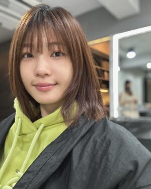 Bonnie Wang Instagram - 剛剛發現設計師的手指超長的⋯
小時後一定有被叔叔阿姨推去彈鋼琴🎹